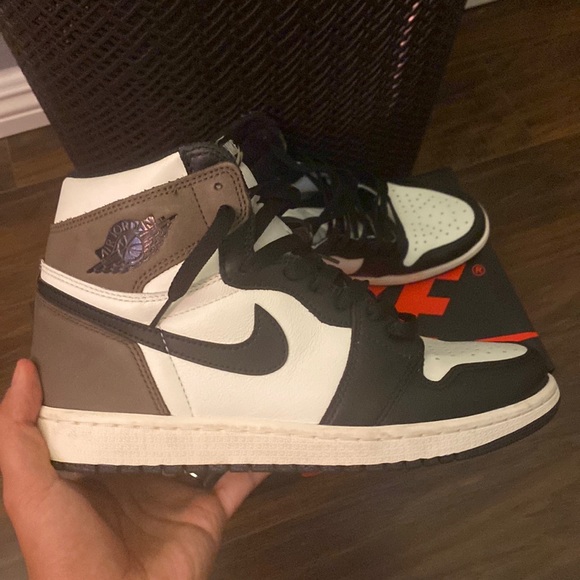 Air Jordan 1 High OG “Dark Mocha” - Picture 1 of 4
